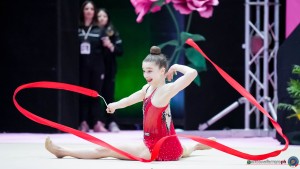 iris giovinazzo bianco cristina   nastro sfe05468 copia simone ferraro ph copia